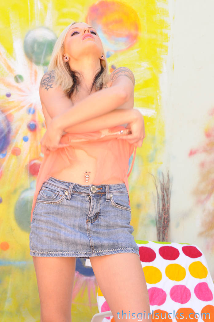 Faye Runaway suckin' a dick