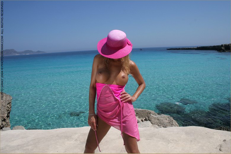 Nikola Jarošová in pink
