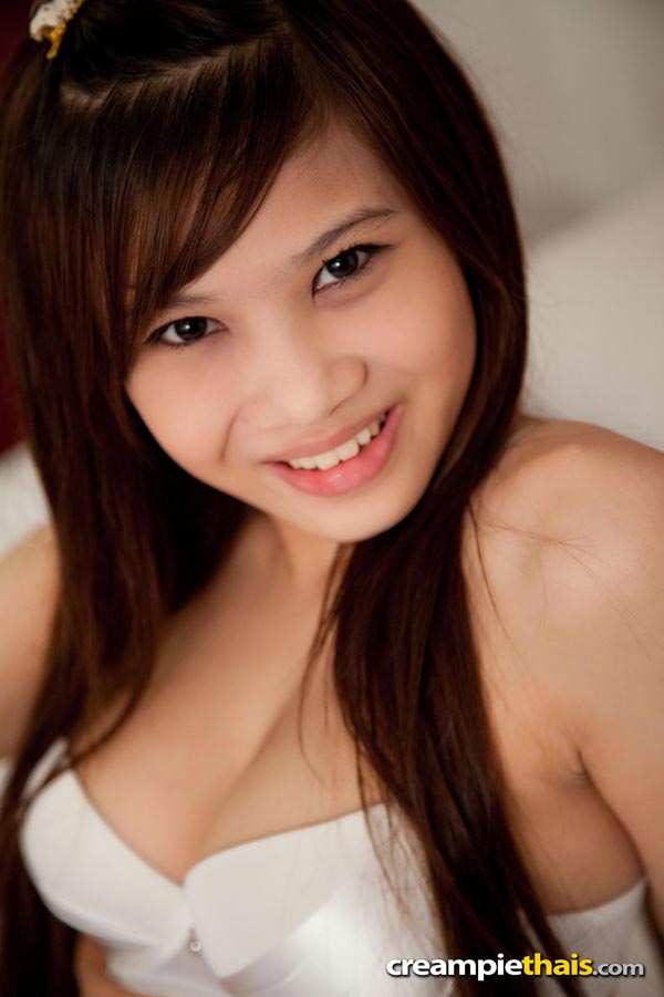 Thai girl Sitlanee strips down