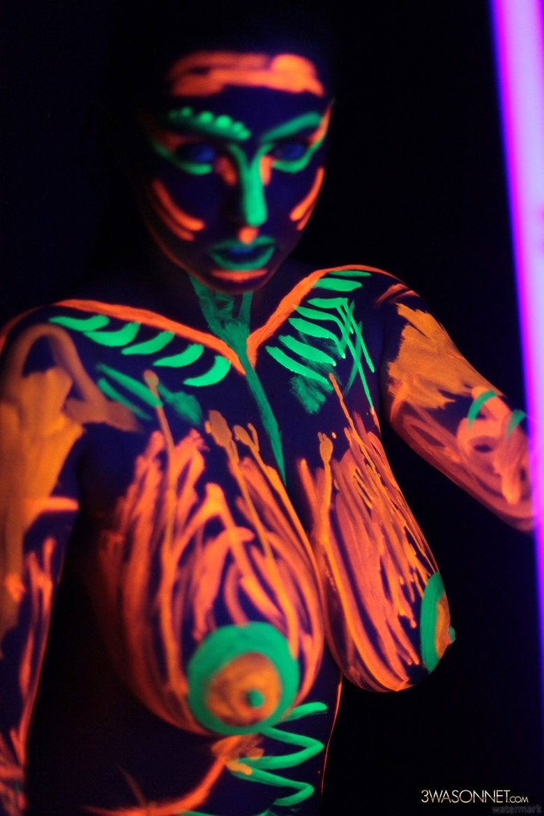 Ewa Sonnet to make body paint