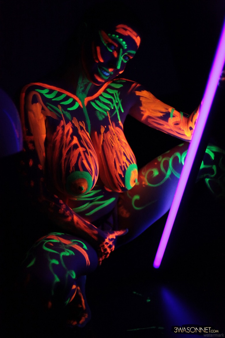 Ewa Sonnet to make body paint