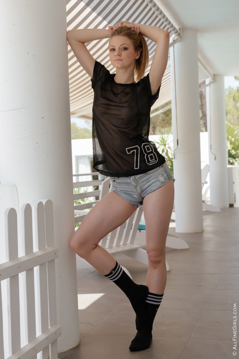 Skinny beauty Maria Pie
