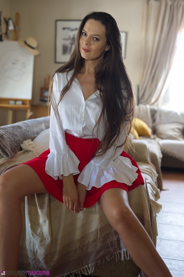 Niky is stripping at home