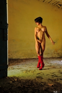 Zeo seductively dance naked