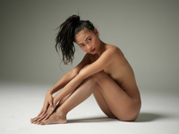 Hiromi Nude Posing