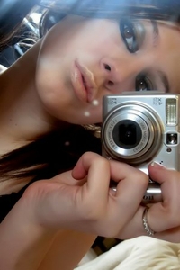 Teen makes nude selfshots